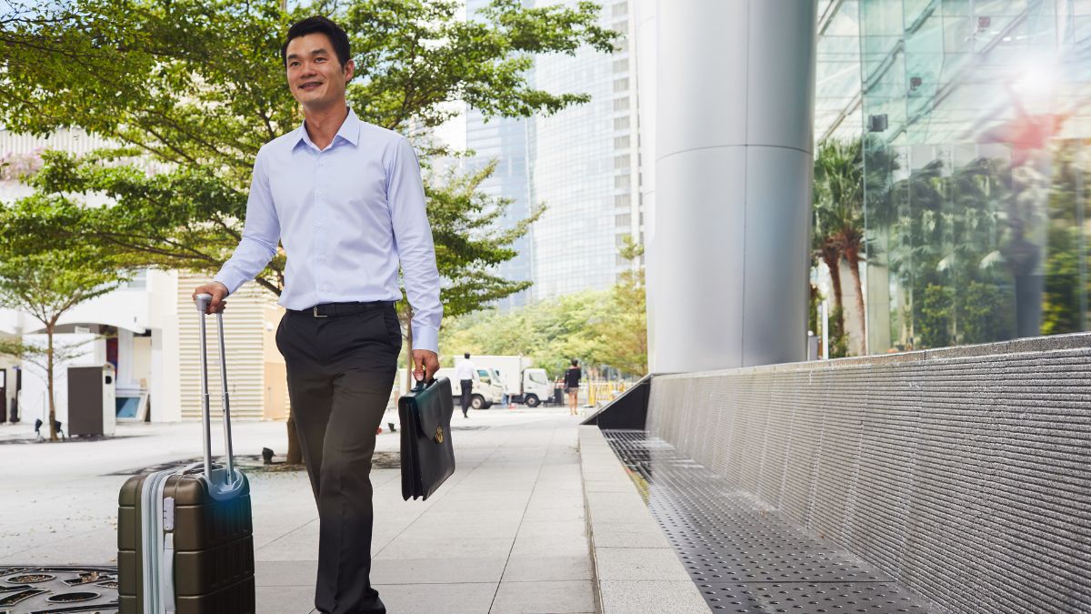 business-traveller-arriving-at-hotel